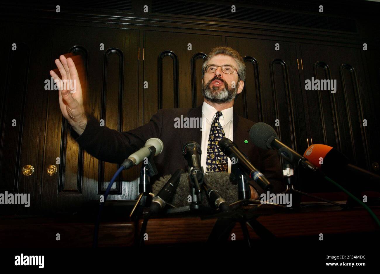 GERRY ADAMS BEI EINER PRESSEKONFERENZ IN WESTMINSTER ZUM THEMA WAFFENSTILLLEGUNG. 24/10/01 PILSTON Stockfoto