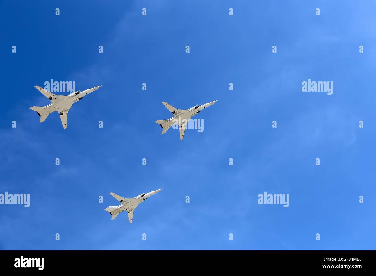 Russische Militärflugzeuge fliegen in Formation über Moskau während des Siegestages Parade, Russland. Feier des 70th. Jahrestages des Siegestages (1. Weltkrieg Stockfoto