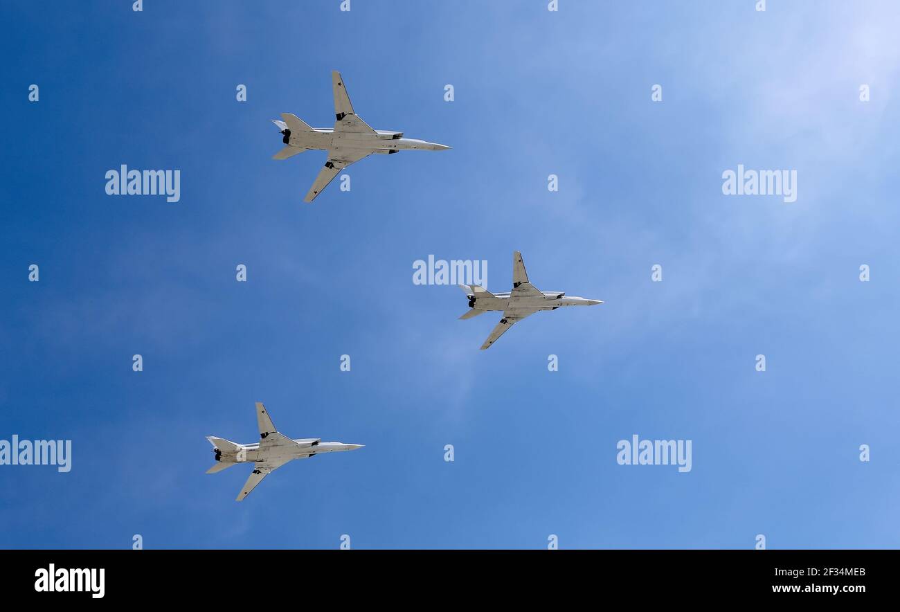 Russische Militärflugzeuge fliegen in Formation über Moskau während des Siegestages Parade, Russland. Feier des 70th. Jahrestages des Siegestages (1. Weltkrieg Stockfoto