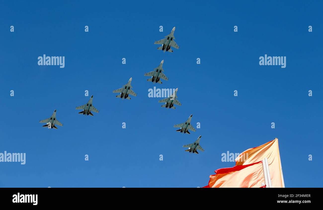 Russische Militärflugzeuge fliegen in Formation über Moskau während des Siegestages Parade, Russland. Feier des 70th. Jahrestages des Siegestages (1. Weltkrieg Stockfoto