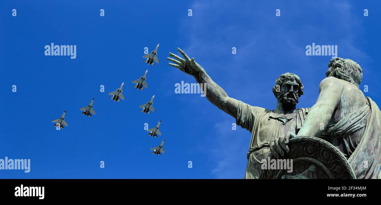 Russische Militärflugzeuge fliegen in Formation über Moskau während des Siegestages Parade, Russland. Feier des 70th. Jahrestages des Siegestages (1. Weltkrieg Stockfoto
