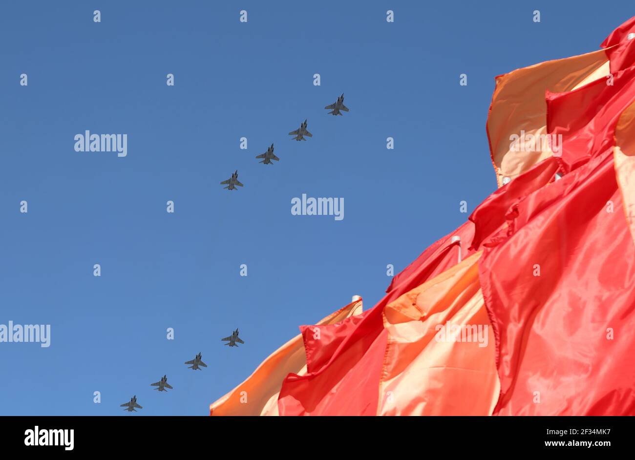 Russische Militärflugzeuge fliegen in Formation über Moskau während des Siegestages Parade, Russland. Feier des 70th. Jahrestages des Siegestages (1. Weltkrieg Stockfoto