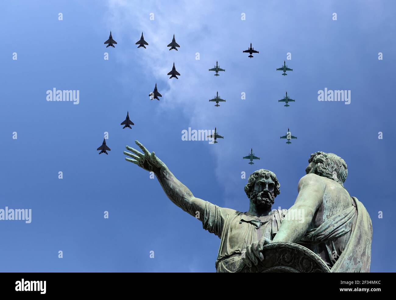 Russische Militärflugzeuge fliegen in Formation über Moskau während des Siegestages Parade, Russland. Feier des 70th. Jahrestages des Siegestages (1. Weltkrieg Stockfoto