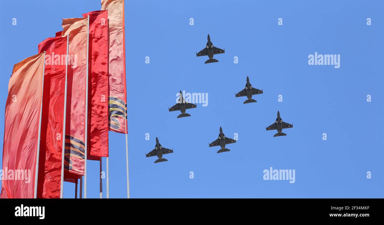 Russische Militärflugzeuge fliegen in Formation über Moskau während des Siegestages Parade, Russland. Feier des 70th. Jahrestages des Siegestages (1. Weltkrieg Stockfoto