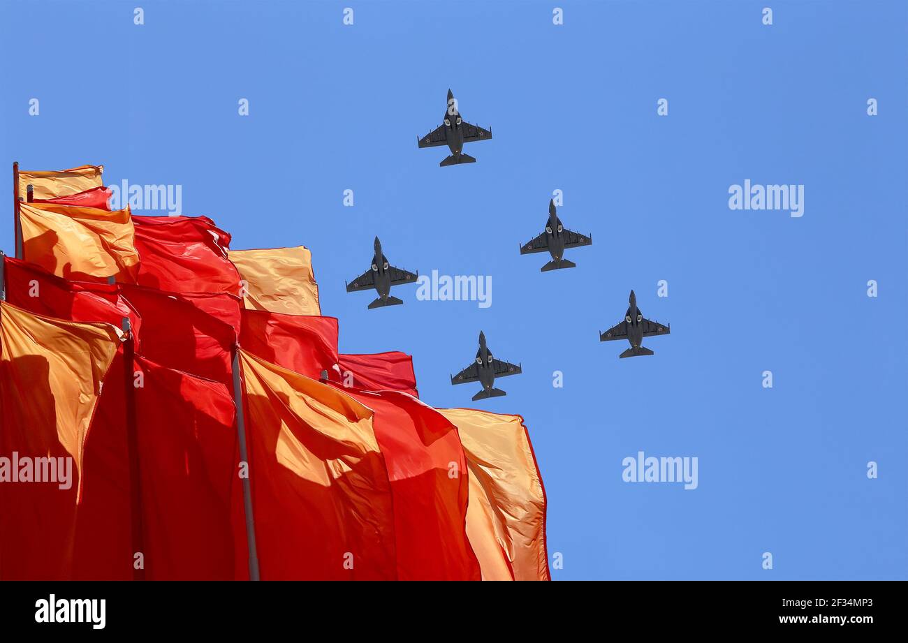 Russische Militärflugzeuge fliegen in Formation über Moskau während des Siegestages Parade, Russland. Feier des 70th. Jahrestages des Siegestages (1. Weltkrieg Stockfoto
