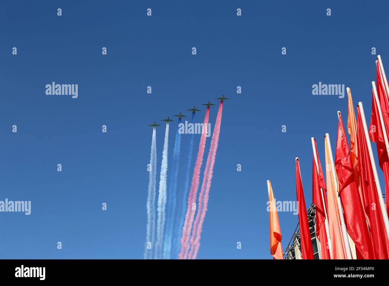 Russische Militärflugzeuge fliegen in Formation über Moskau während des Siegestages Parade, Russland. Feier des 70th. Jahrestages des Siegestages (1. Weltkrieg Stockfoto