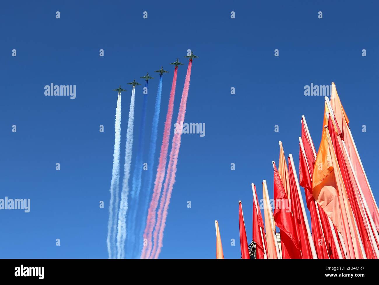 Russische Militärflugzeuge fliegen in Formation über Moskau während des Siegestages Parade, Russland. Feier des 70th. Jahrestages des Siegestages (1. Weltkrieg Stockfoto