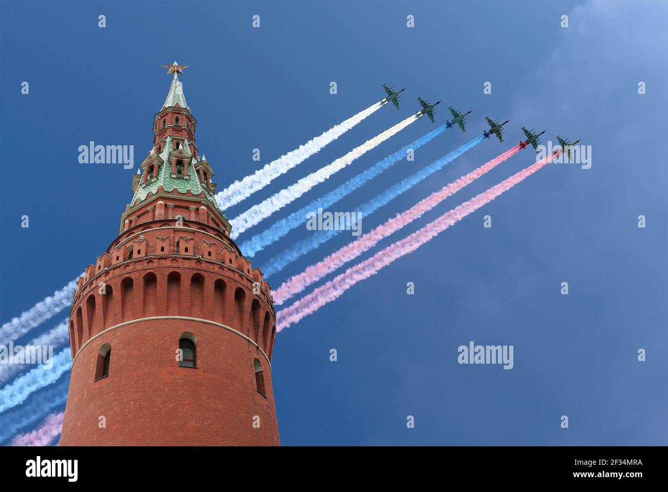 Russische Militärflugzeuge fliegen in Formation über Moskau während des Siegestages Parade, Russland. Feier des 70th. Jahrestages des Siegestages (1. Weltkrieg Stockfoto