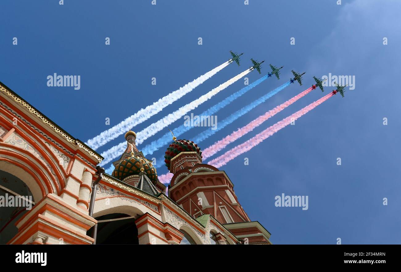 Russische Militärflugzeuge fliegen in Formation über Moskau während des Siegestages Parade, Russland. Feier des 70th. Jahrestages des Siegestages (1. Weltkrieg Stockfoto