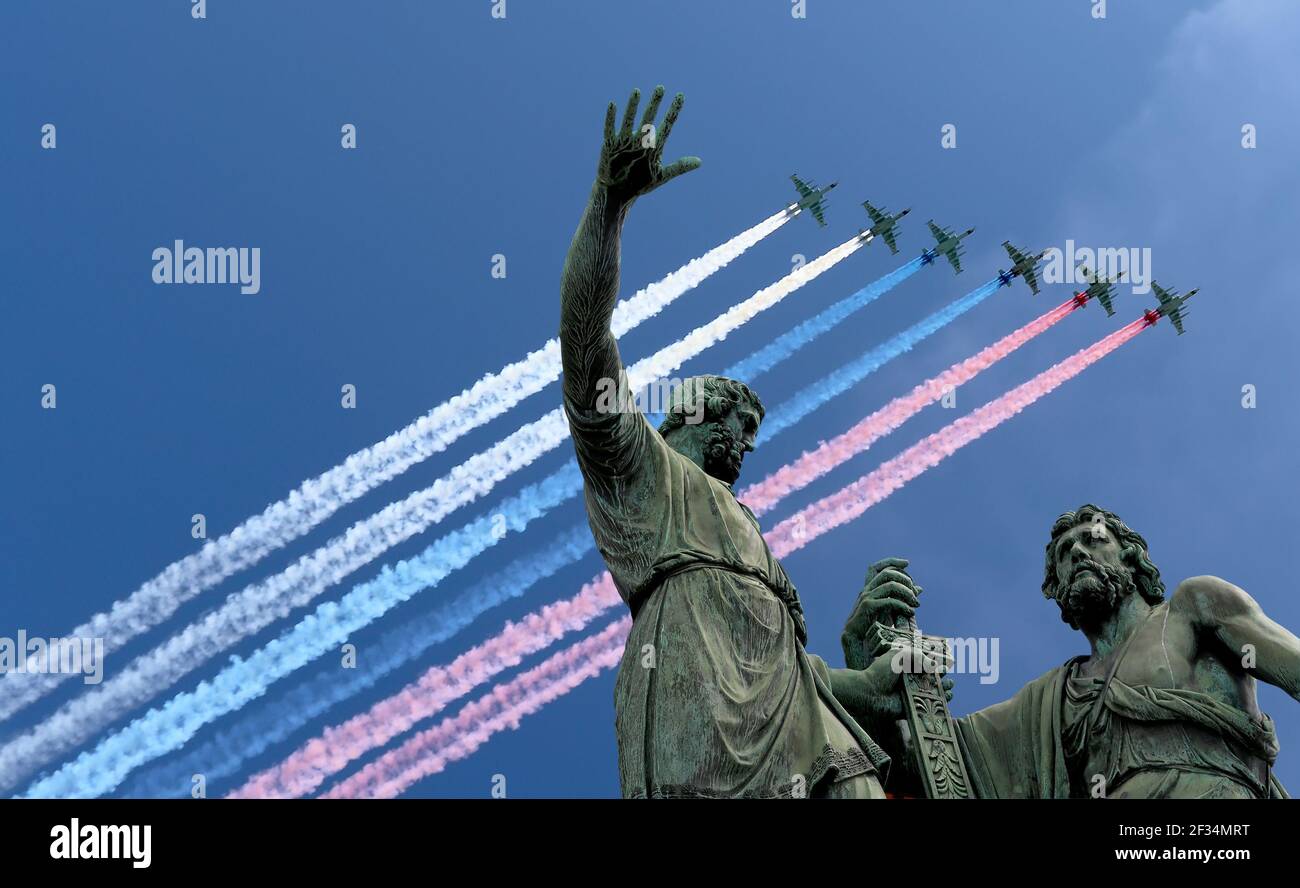 Russische Militärflugzeuge fliegen in Formation über Moskau während des Siegestages Parade, Russland. Feier des 70th. Jahrestages des Siegestages (1. Weltkrieg Stockfoto