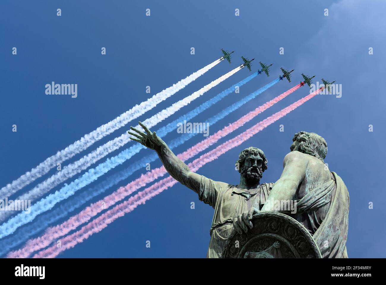 Russische Militärflugzeuge fliegen in Formation über Moskau während des Siegestages Parade, Russland. Feier des 70th. Jahrestages des Siegestages (1. Weltkrieg Stockfoto