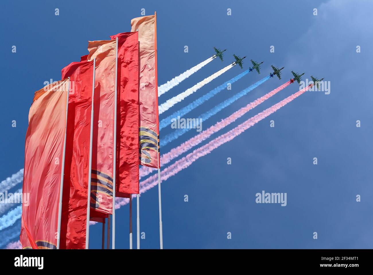 Russische Militärflugzeuge fliegen in Formation über Moskau während des Siegestages Parade, Russland. Feier des 70th. Jahrestages des Siegestages (1. Weltkrieg Stockfoto
