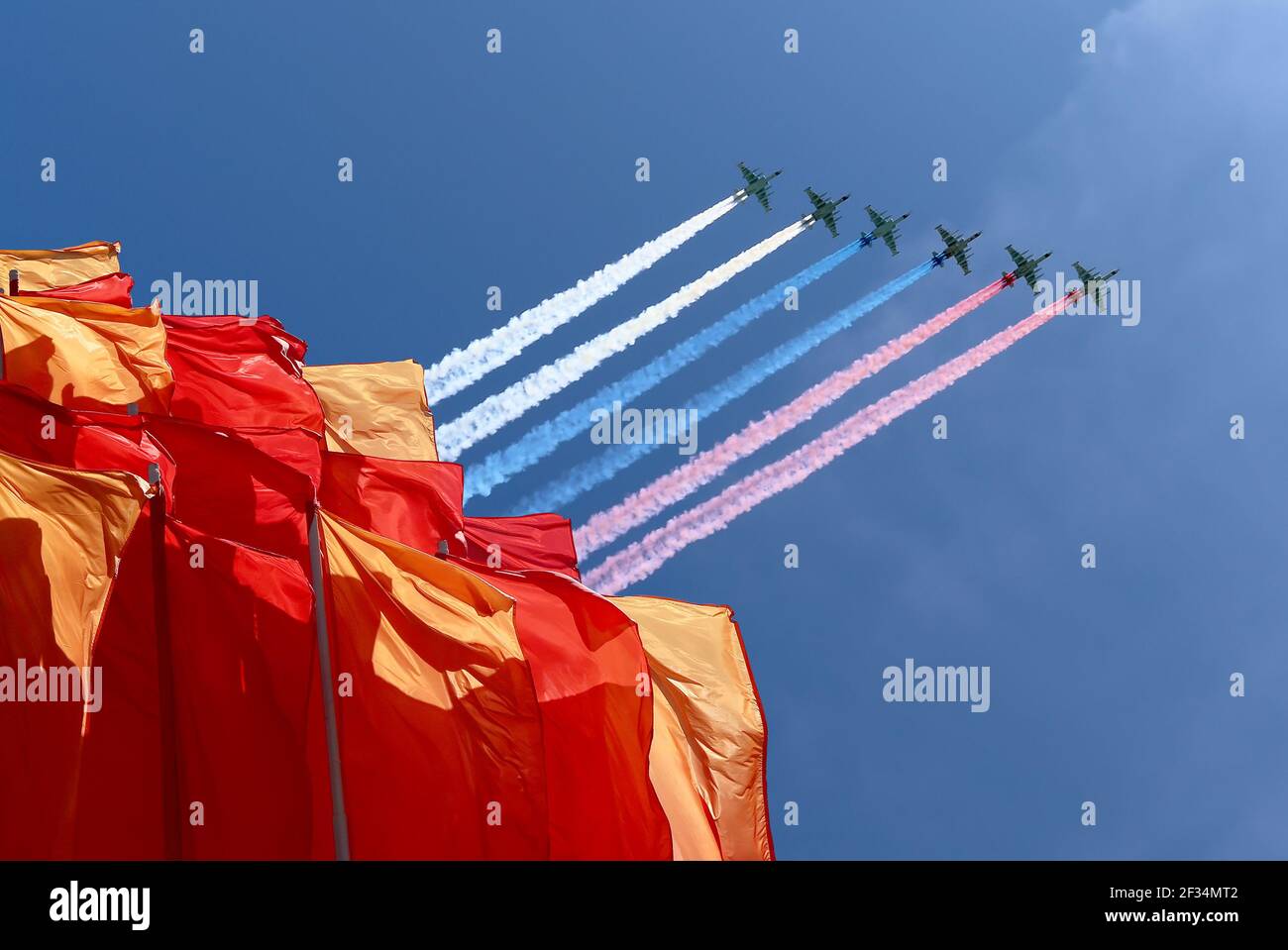 Russische Militärflugzeuge fliegen in Formation über Moskau während des Siegestages Parade, Russland. Feier des 70th. Jahrestages des Siegestages (1. Weltkrieg Stockfoto