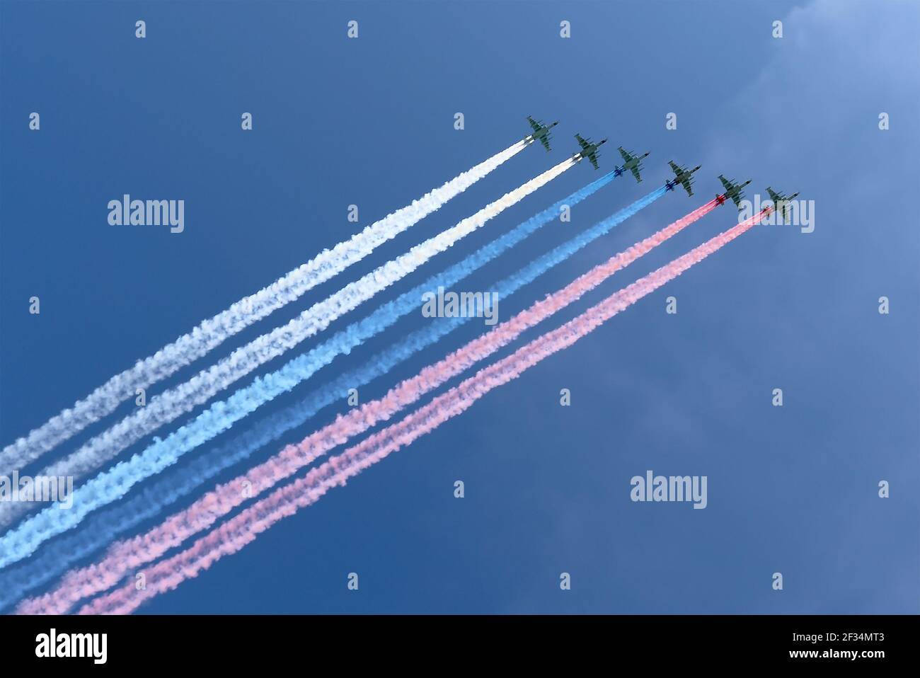 Russische Militärflugzeuge fliegen in Formation über Moskau während des Siegestages Parade, Russland. Feier des 70th. Jahrestages des Siegestages (1. Weltkrieg Stockfoto