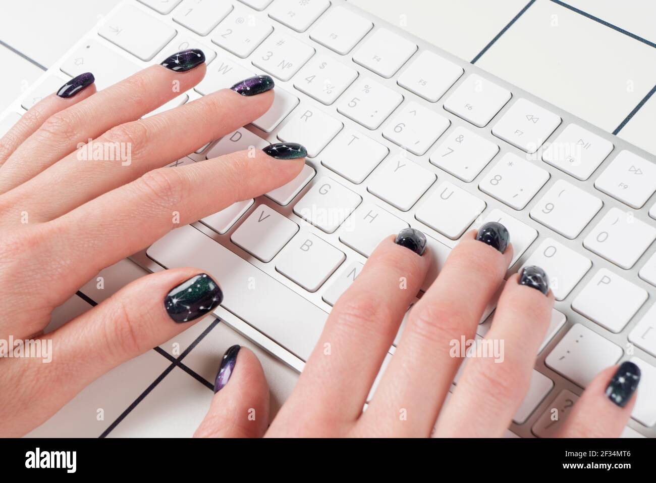 Weibliche Hand mit Computertastatur. Manuelle Eingabe auf der Tastatur des Bürocomputers. Frau mit Laptop. Geschäftsfrau, die auf einem Computer oder Laptop tippt Stockfoto