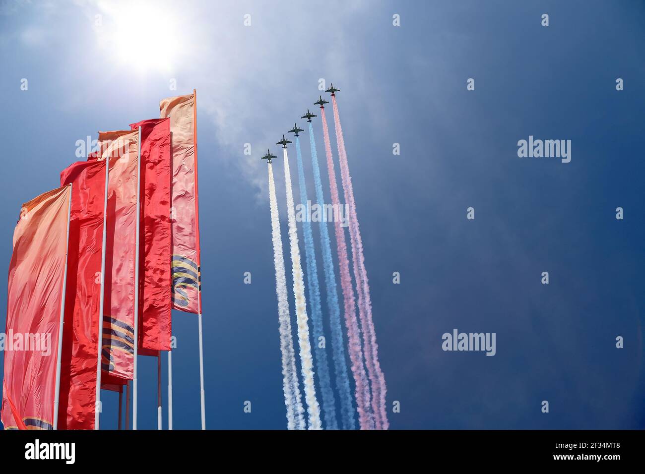Russische Militärflugzeuge fliegen in Formation über Moskau während des Siegestages Parade, Russland. Feier des 70th. Jahrestages des Siegestages (1. Weltkrieg Stockfoto