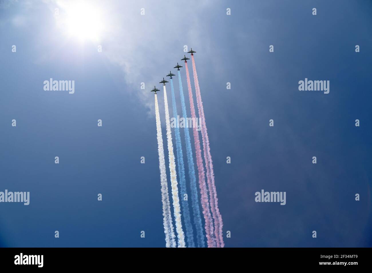 Russische Militärflugzeuge fliegen in Formation über Moskau während des Siegestages Parade, Russland. Feier des 70th. Jahrestages des Siegestages (1. Weltkrieg Stockfoto