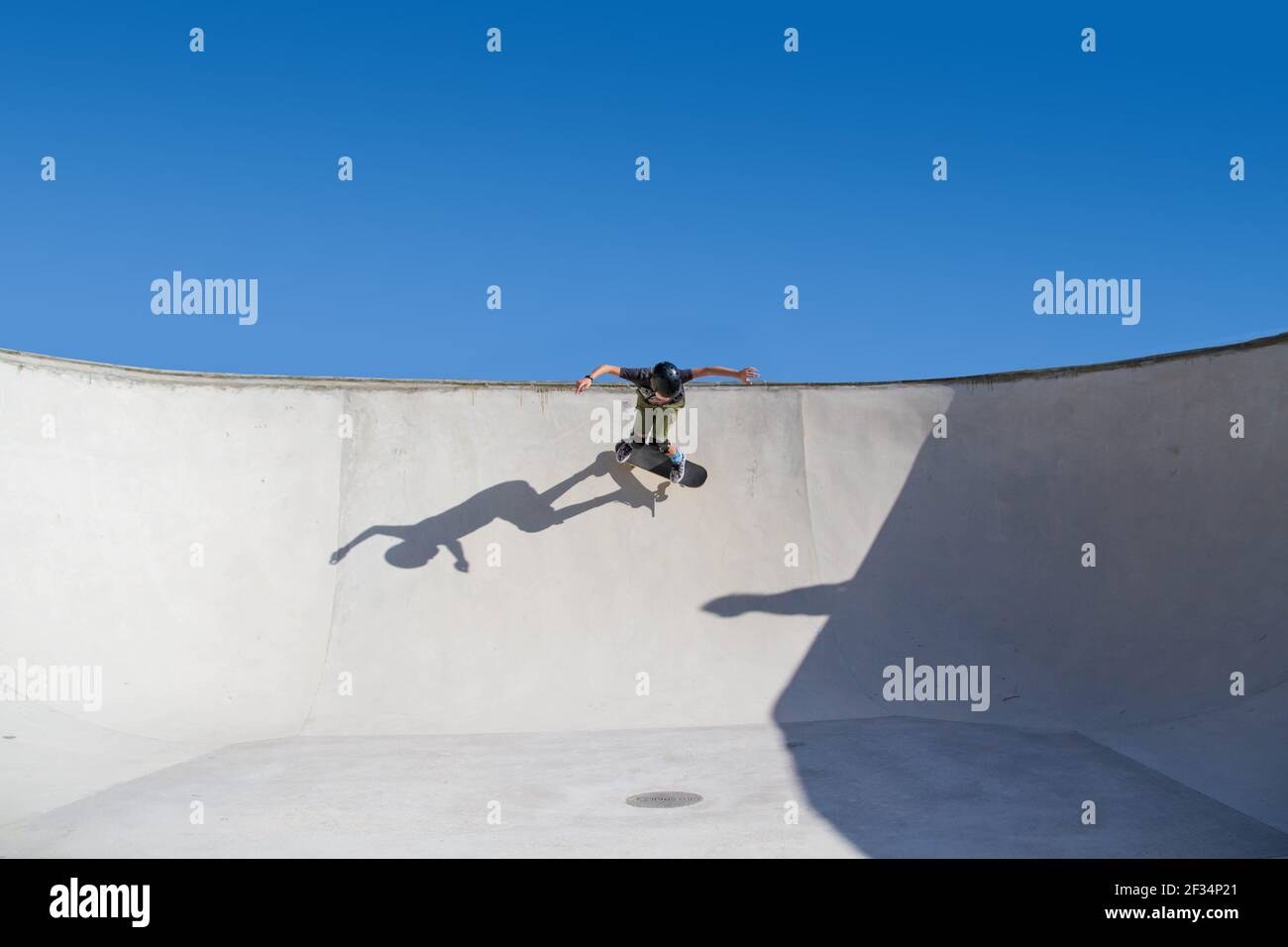 Teenager in Skateboard Park gegen den blauen Himmel Stockfoto