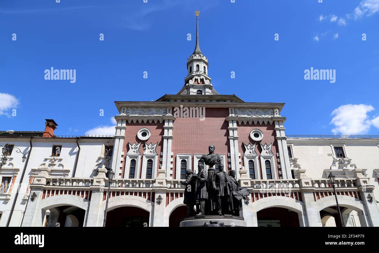 Denkmal für die Gründer der Russischen Eisenbahn am Kasanski Eisenbahnterminal (Autor Salavat Schtscherbakov), Moskau, Russland. Stockfoto