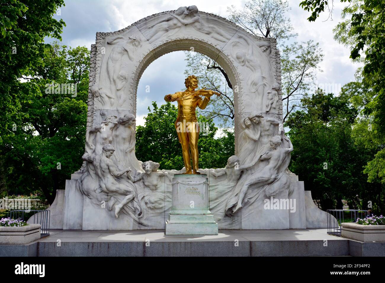 Wien, Österreich - 10. Mai 2015: Denkmal des Walzerkönigs Johann Strauss im öffentlichen Stadtgarten alias Stadtpark Stockfoto
