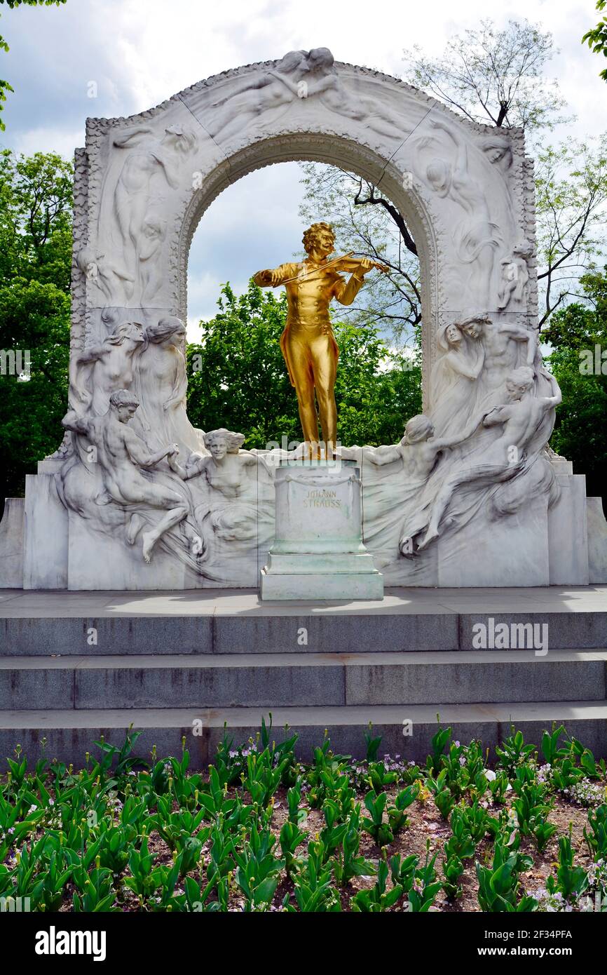Wien, Österreich - 10. Mai 2015: Denkmal des Walzerkönigs Johann Strauss im öffentlichen Stadtgarten alias Stadtpark Stockfoto
