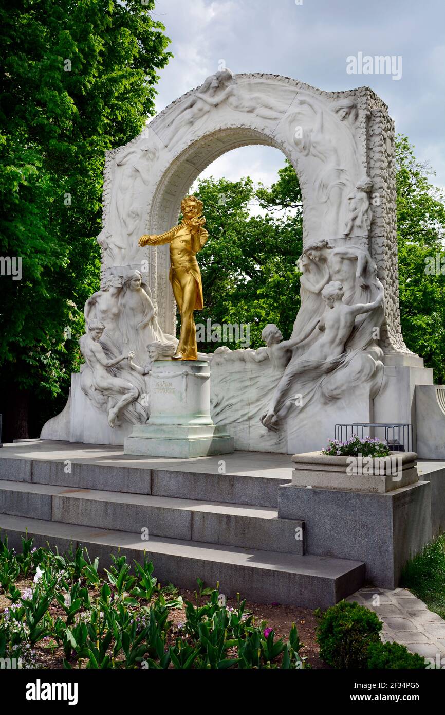 Wien, Österreich - 10. Mai 2015: Denkmal des Walzerkönigs Johann Strauss im öffentlichen Stadtgarten alias Stadtpark Stockfoto