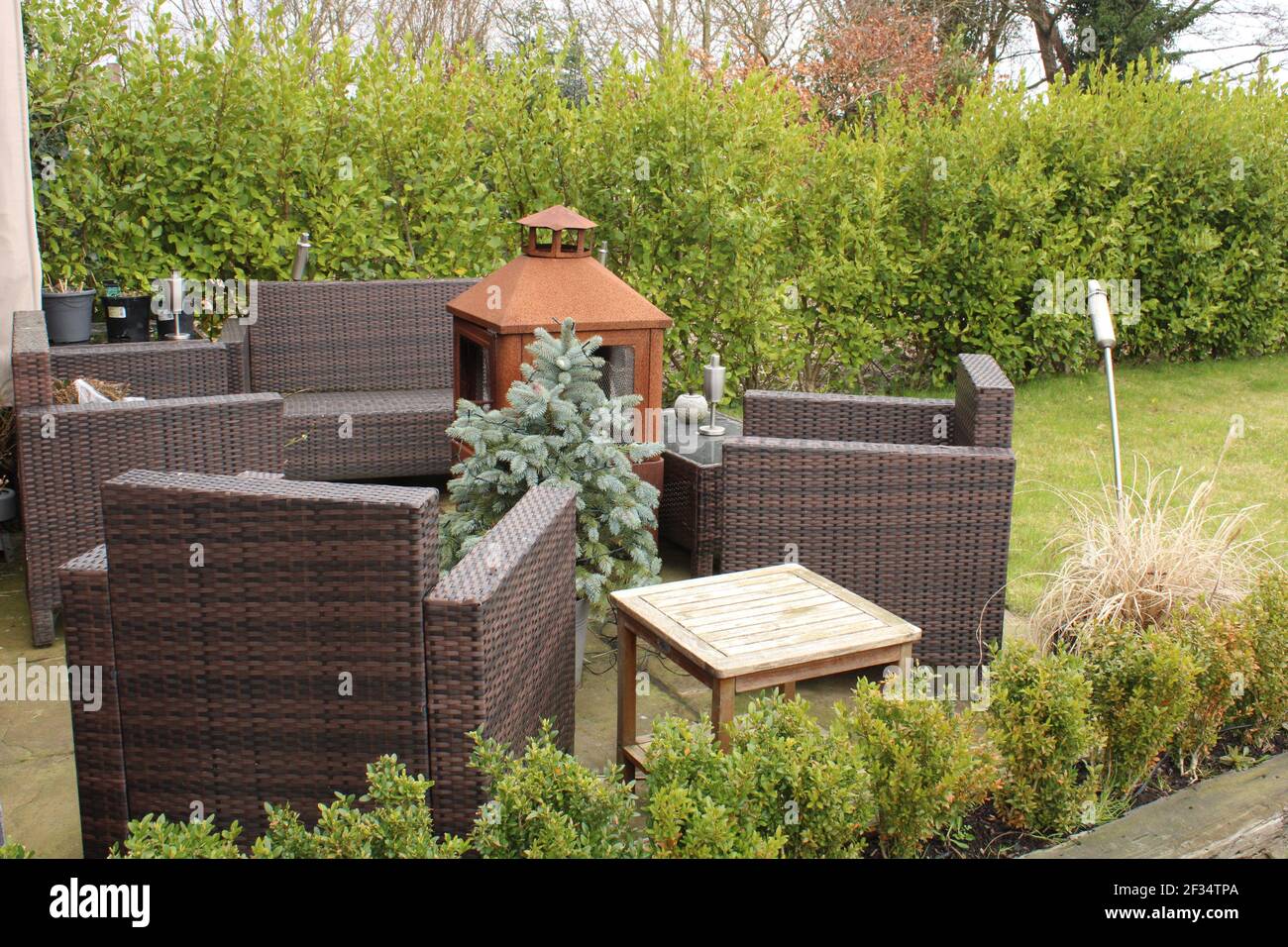 Garten mit Rattan-braunen Möbeln. Wohnkonzept im Freien Stockfoto