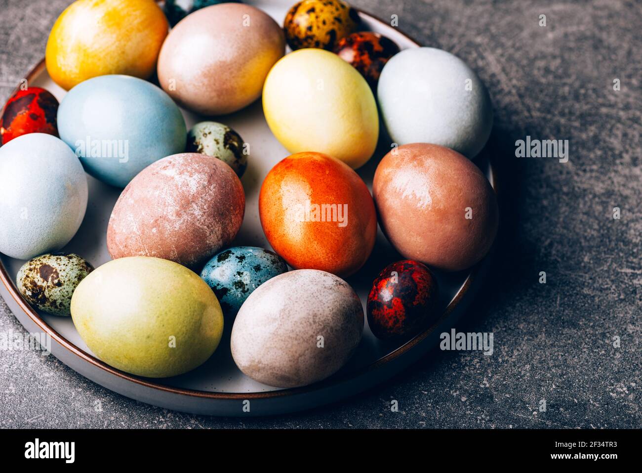 Hausgemachte natürlich gefärbte Eier in Pastellfarben Stockfoto