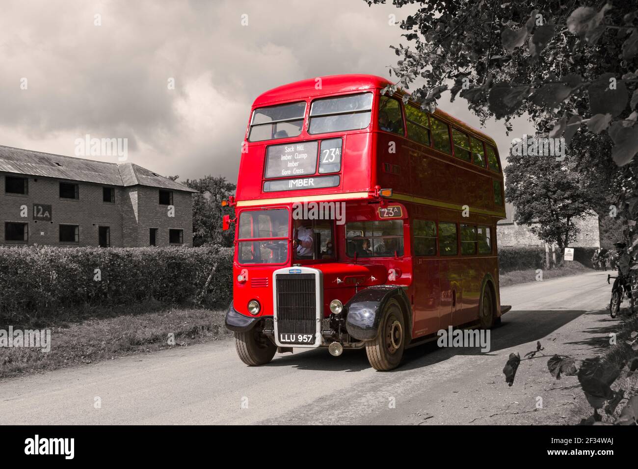Roter Doppeldecker Routemaser Bus nach Imber am Tag der offenen Tür, Imberbus Veranstaltung in Imber, Salisbury Plain, Wiltshire UK im August Stockfoto