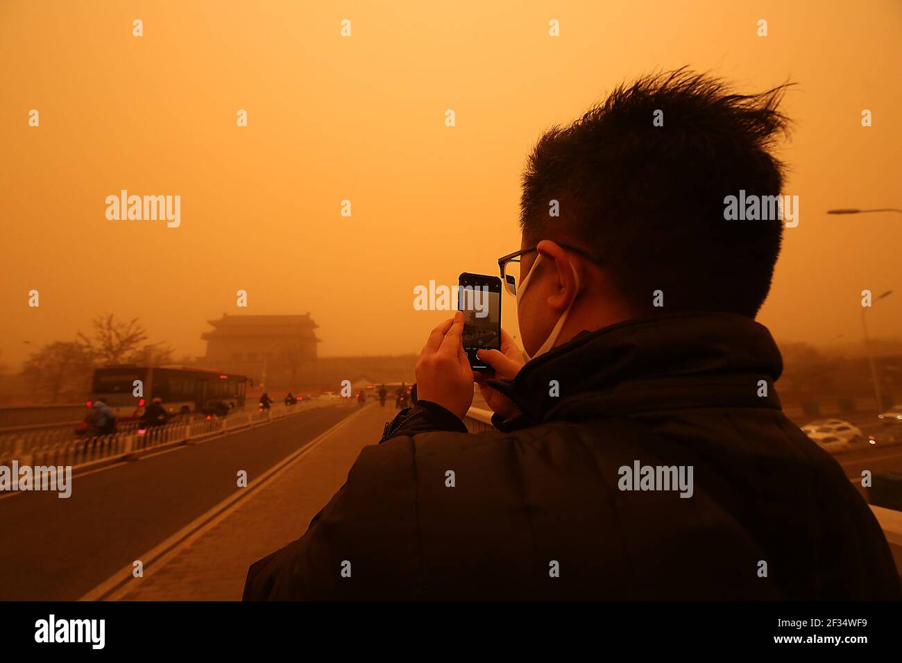 Peking, China. März 2021, 15th. Ein Chinese macht am Montag, den 15. März 2021, ein Foto eines Tempels, der unter einem dicken Sandsturm in Peking gehüllt ist. In einigen Gebieten rund um die Hauptstadt verringerte der starke Sandsturm die Sicht auf weniger als 500 Meter und "ist auch das stärkste Staub- und Sandwetter, das China seit fast 10 Jahren trifft", so die chinesische Meteorologische Regierung. Foto von Stephen Shaver/UPI Kredit: UPI/Alamy Live Nachrichten Stockfoto