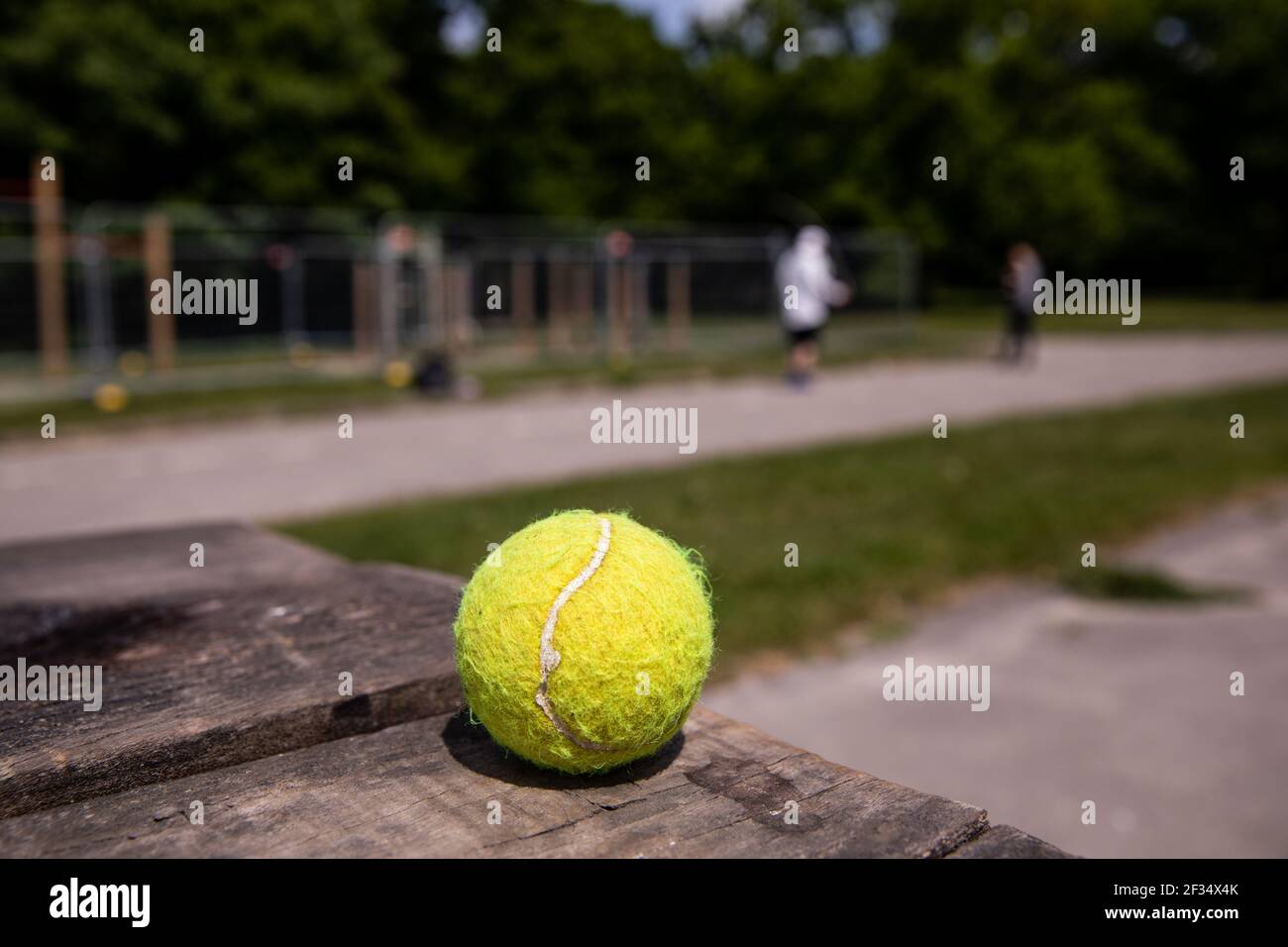 Ein Tennisball links vom Parktisch auf Southampton Common mit der Einführung von Maßnahmen, um das Land aus dem Lockdown zu bringen Stockfoto