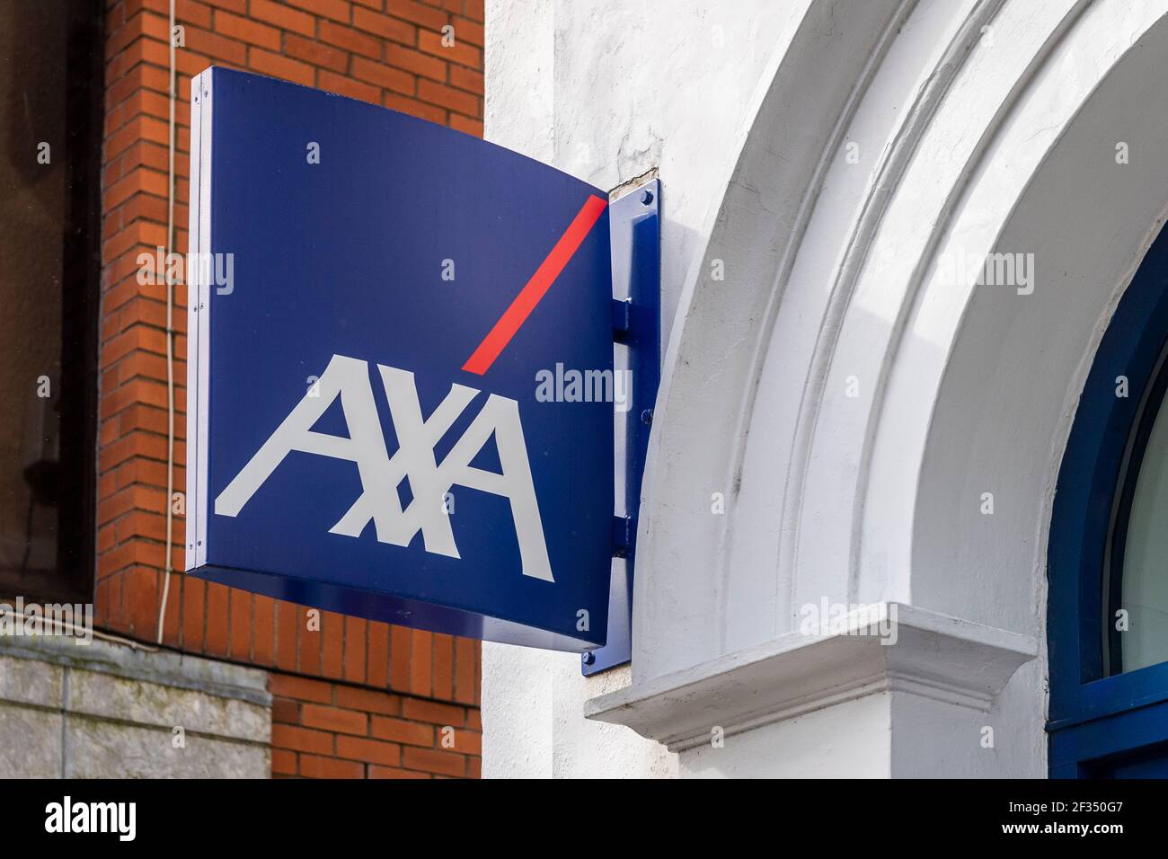 AXA-Versicherungslogo/-Schild an der Außenseite des Gebäudes. Stockfoto