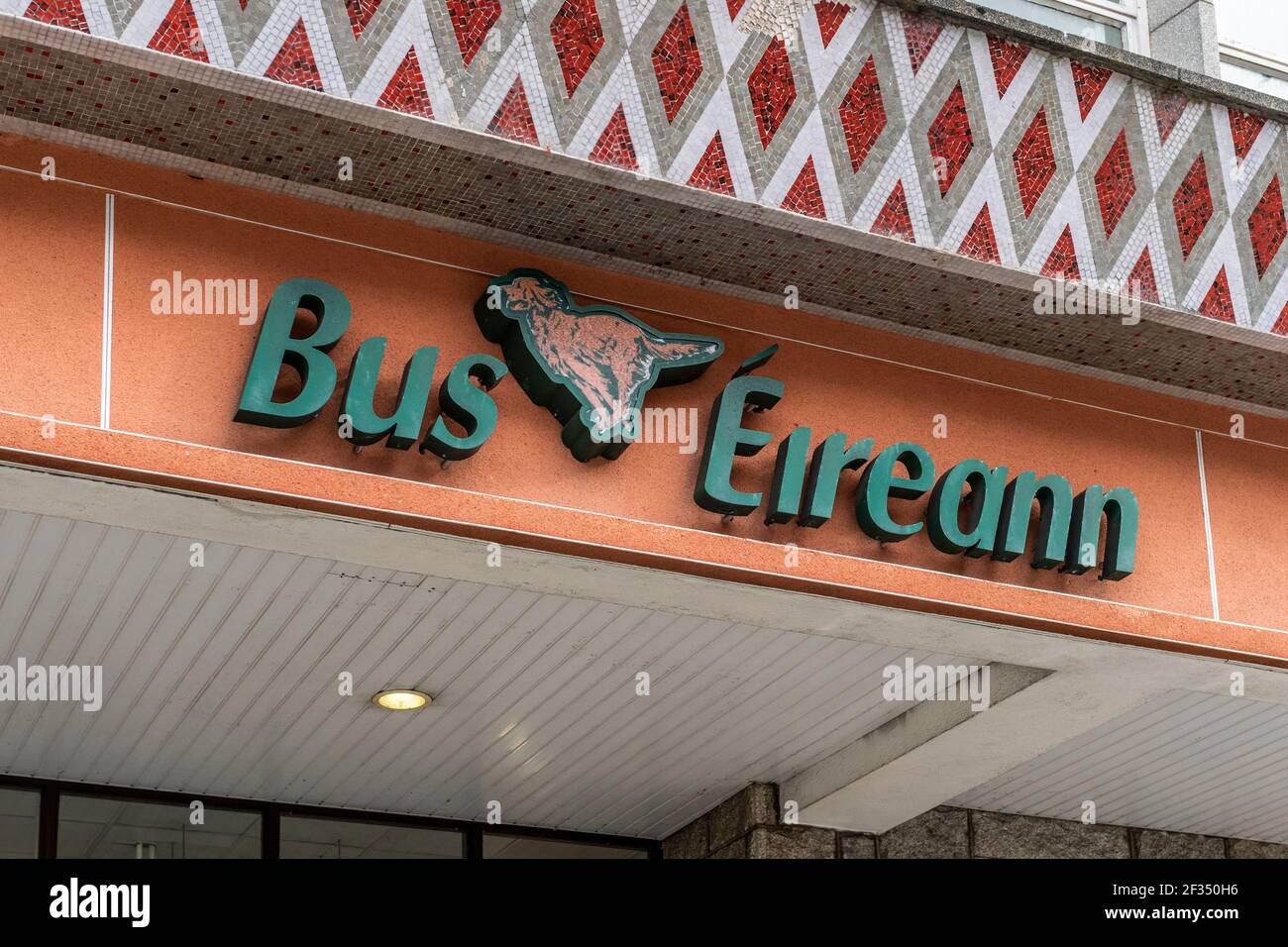 Bus Éireann Logo/Schild an der Außenseite des Busbahnhofs Parnell Place, Cork, Irland. Stockfoto