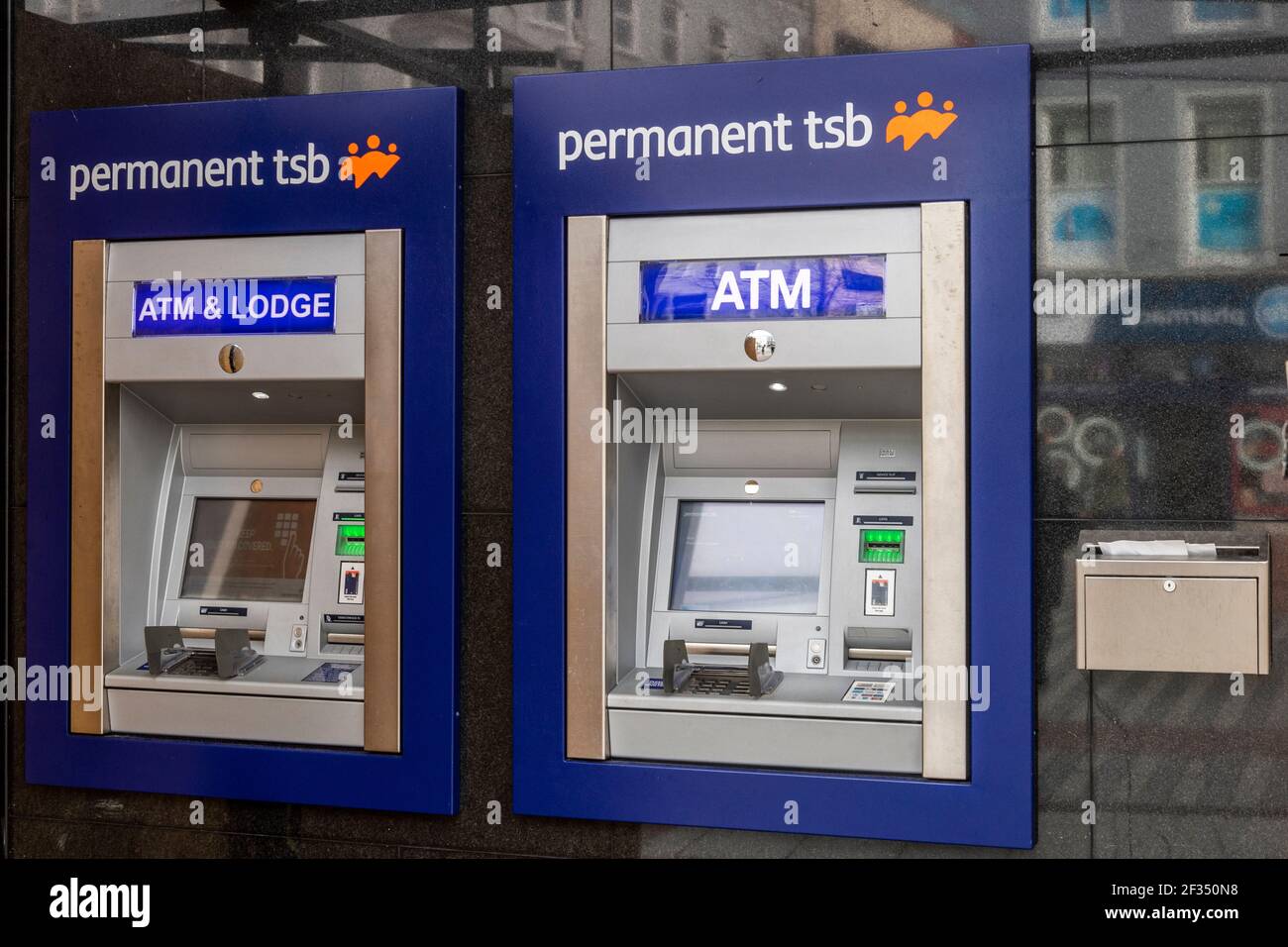 Permanente TSB-Geldautomaten/Bankautomaten außerhalb der Niederlassung in Cork City, Irland. Stockfoto