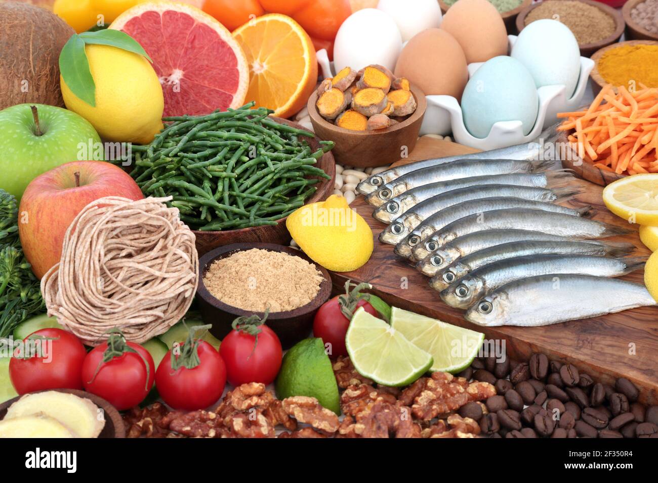 Gesunde Lebensmittel für Konzept mit super Essen von Sardinen, crevettes,  Obst, Gemüse, Kräutern und Gewürzen. Nahrungsmittel im anhocyanins und  Antioxidantien Stockfotografie - Alamy