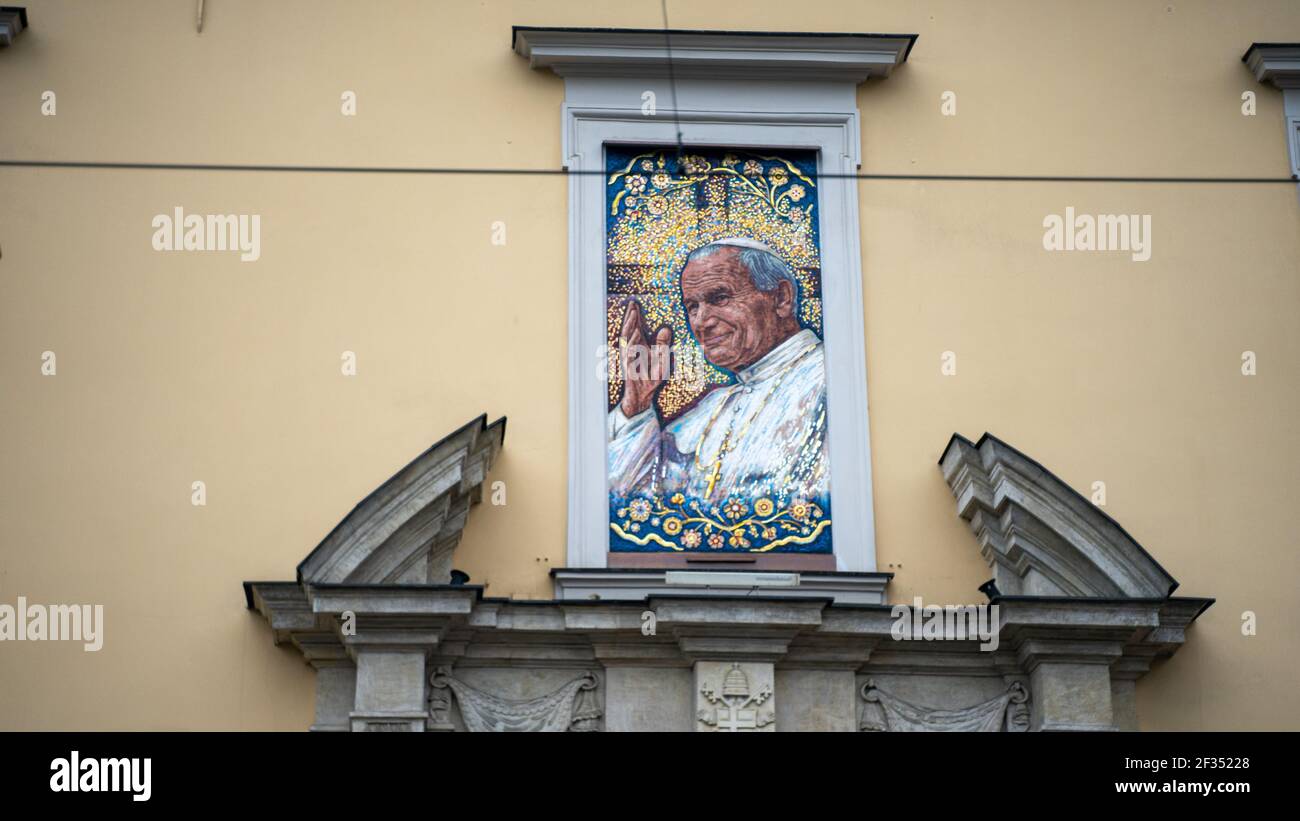 Mosaik mit dem katholischen Papst Johannes Paul II. Über dem „Fenster des Papstes“ im Bischofspalast in Krakau, Polen Stockfoto