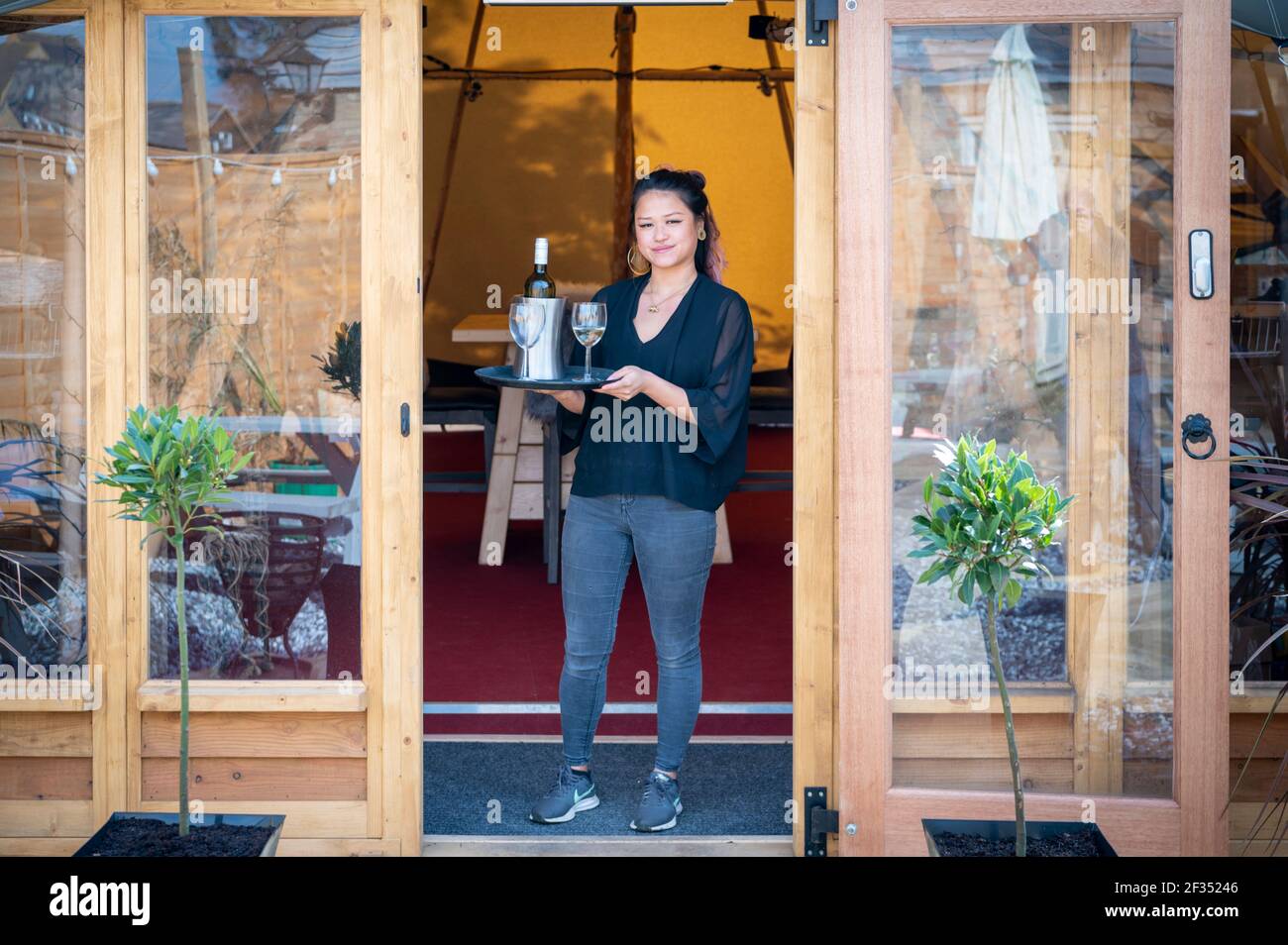 Willingham Cambridgeshire, Großbritannien. März 2021, 15th. Polly Clegg bereitet den Porterhouse Pub für die Wiedereröffnung vor, da im April 19 Einschränkungen gelockert werden sollen. Die Besitzer des Pubs haben in ein neues Tipi investiert, um ein bequemes Essen und Trinken im Freien zu ermöglichen, da das Pub und die Gastfreundschaft nach der Sperre in England wieder geöffnet werden dürfen. Kredit: Julian Eales/Alamy Live Nachrichten Stockfoto