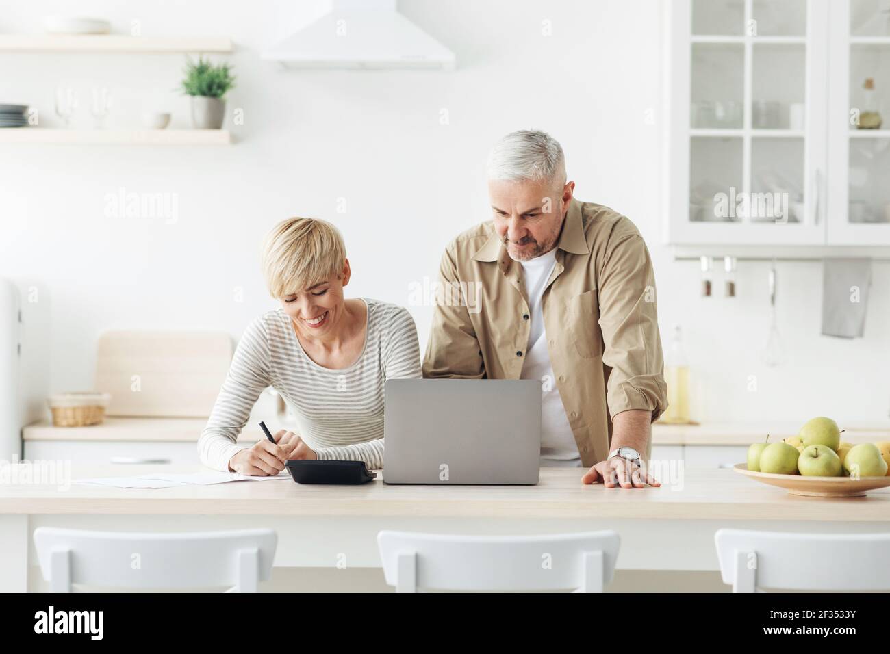 Home Buchhaltung, Rechnung Zahlung und Planung Budget, lesen gute Nachrichten, Rückerstattung oder Hypothek Genehmigung Stockfoto