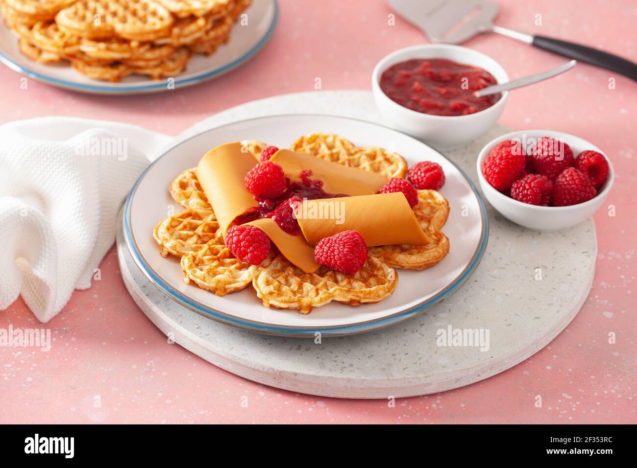 Waffeln mit norwegischem Brunost traditioneller brauner Käse und Himbeermarmelade Stockfoto