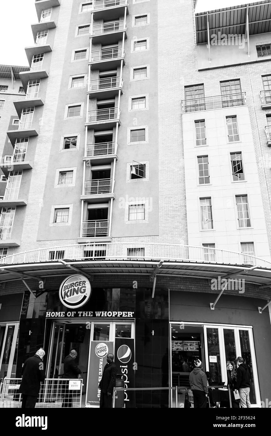 JOHANNESBURG, SÜDAFRIKA - 13. März 2021: Pretoria, Südafrika - 28 2014. Juni: Burger King Restaurant Opening Day Stockfoto