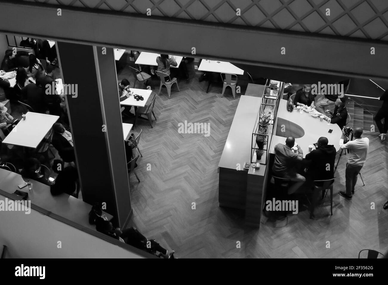JOHANNESBURG, SÜDAFRIKA - Mär 13, 2021: Johannesburg, Südafrika - Juli 06 2017: Interior of a Popeyes Take Out Fast Food Restaurant Stockfoto