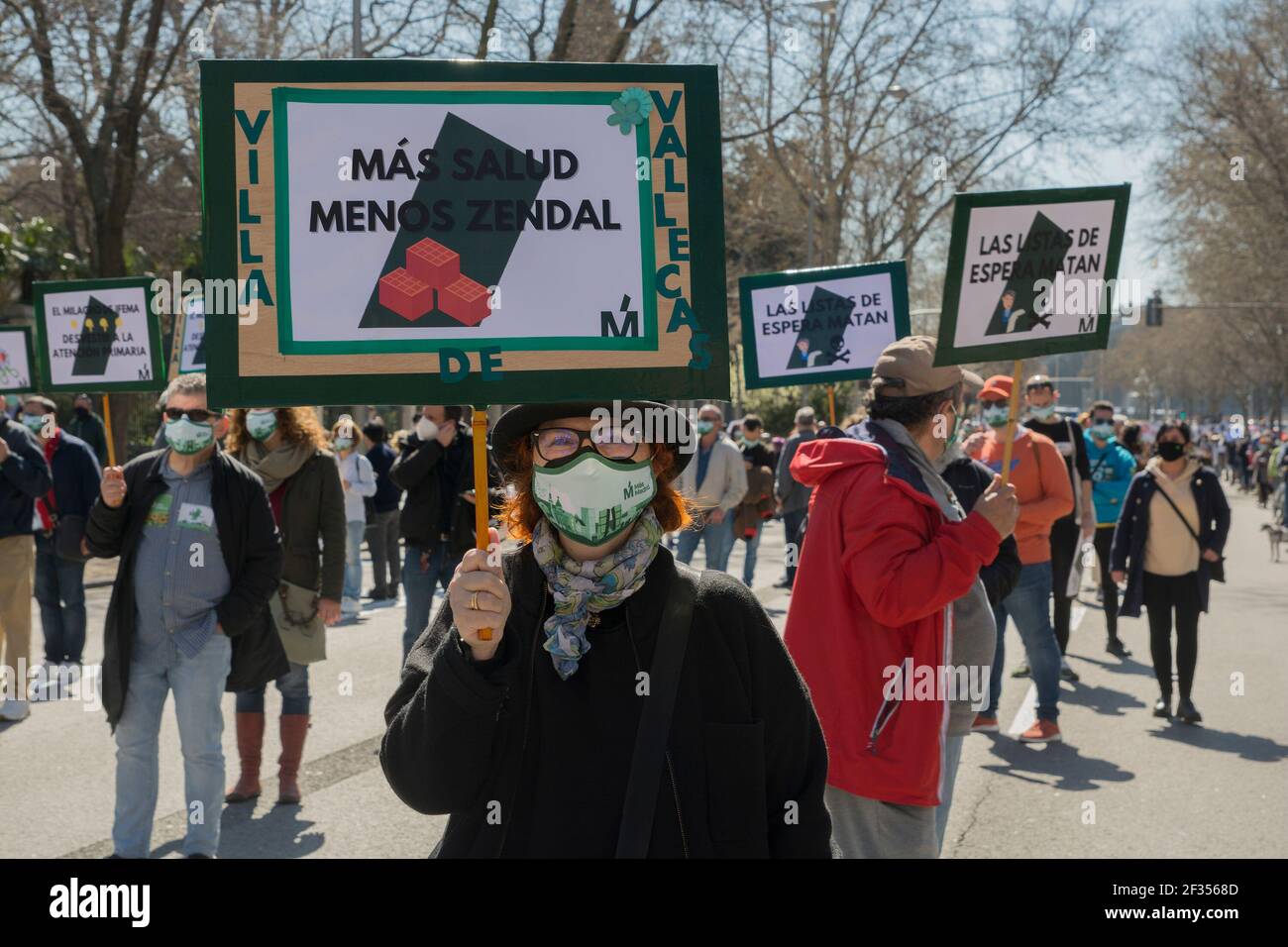 (3/14/2021) die Gruppen, die sich für die öffentliche Gesundheit von Madrid einsetzen, protestierten gegen das Krankenhaus Isabel Zendal und die "Privatisierung der Impfkampagne" und vertraten den Präsidenten der Gemeinde Madrid mit einem sehr großen Tanz für den paseo del prado Das Tor von alcala erreichen. Die Präsidentin der Gemeinde Madrid Isabel Díaz Ayuso hat ihren ersten Sieg errungen, weil der Oberste Gerichtshof von Madrid den Aufruf zur Wahl von Ayuso bestätigt, der sie für den 4. Mai 2021 einberufen hat (Foto: Alberto Sibaja/Pacific Press/Sipa USA) Stockfoto