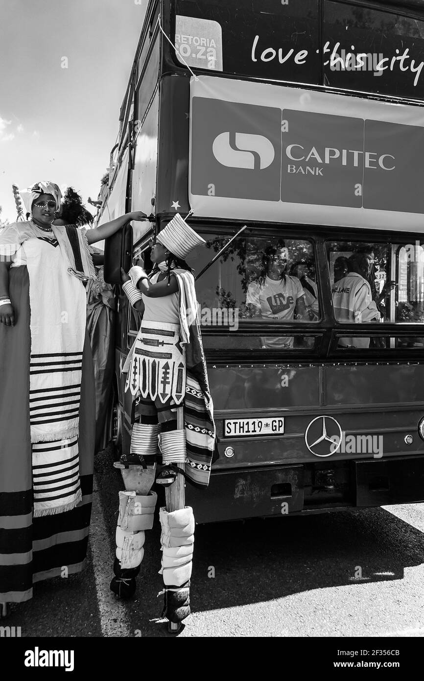 JOHANNESBURG, SÜDAFRIKA - 13. Mär 2021: Pretoria, Südafrika - 24 2016. September: Wagen und Kostüme beim Gauteng Karneval in Pretr Stockfoto