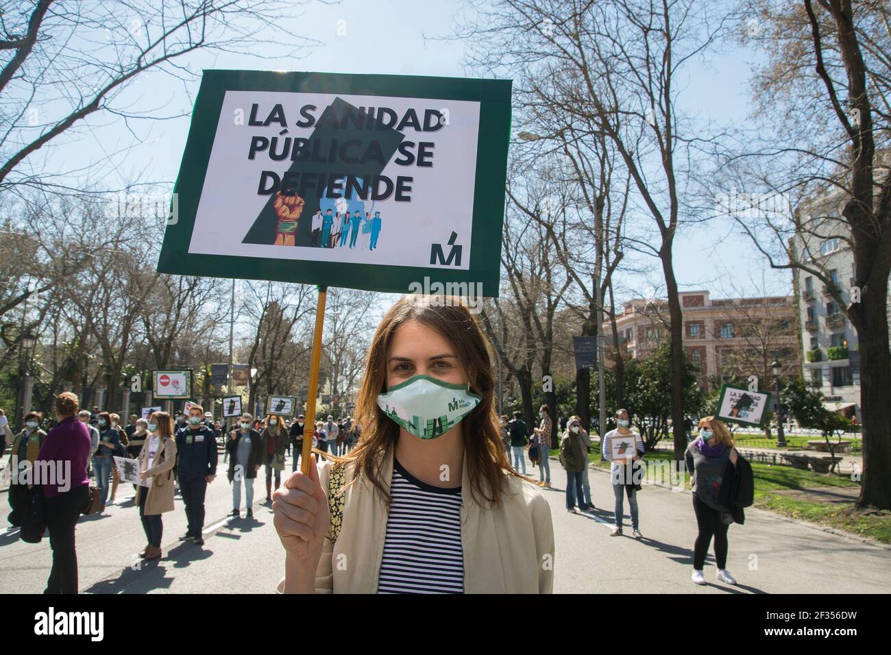 (3/14/2021) die Gruppen, die sich für die öffentliche Gesundheit von Madrid einsetzen, protestierten gegen das Krankenhaus Isabel Zendal und die "Privatisierung der Impfkampagne" und vertraten den Präsidenten der Gemeinde Madrid mit einem sehr großen Tanz für den paseo del prado Das Tor von alcala erreichen. Die Präsidentin der Gemeinde Madrid Isabel Díaz Ayuso hat ihren ersten Sieg errungen, weil der Oberste Gerichtshof von Madrid den Aufruf zur Wahl von Ayuso bestätigt, der sie für den 4. Mai 2021 einberufen hat (Foto: Alberto Sibaja/Pacific Press/Sipa USA) Stockfoto