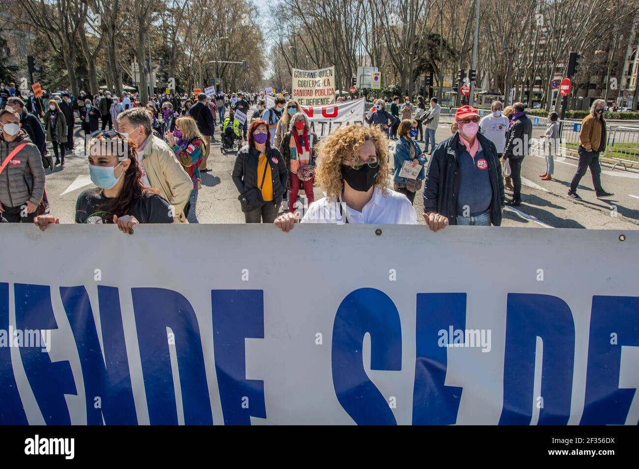 (3/14/2021) die Gruppen, die sich für die öffentliche Gesundheit von Madrid einsetzen, protestierten gegen das Krankenhaus Isabel Zendal und die "Privatisierung der Impfkampagne" und vertraten den Präsidenten der Gemeinde Madrid mit einem sehr großen Tanz für den paseo del prado Das Tor von alcala erreichen. Die Präsidentin der Gemeinde Madrid Isabel Díaz Ayuso hat ihren ersten Sieg errungen, weil der Oberste Gerichtshof von Madrid den Aufruf zur Wahl von Ayuso bestätigt, der sie für den 4. Mai 2021 einberufen hat (Foto: Alberto Sibaja/Pacific Press/Sipa USA) Stockfoto