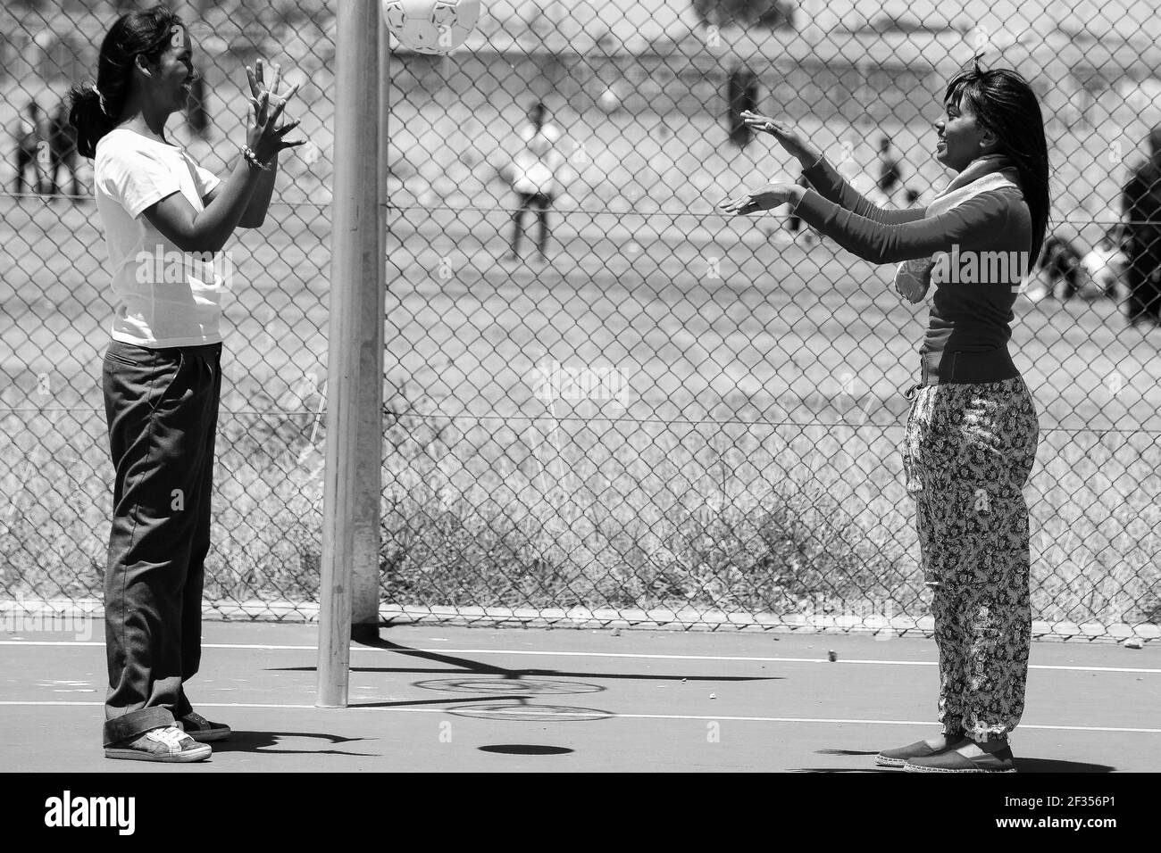 CAPE TOW, SÜDAFRIKA - 13. März 2021: Kapstadt, Südafrika, 06. Dezember 2011, Diverse Kinder spielen Netball in der Schule Stockfoto