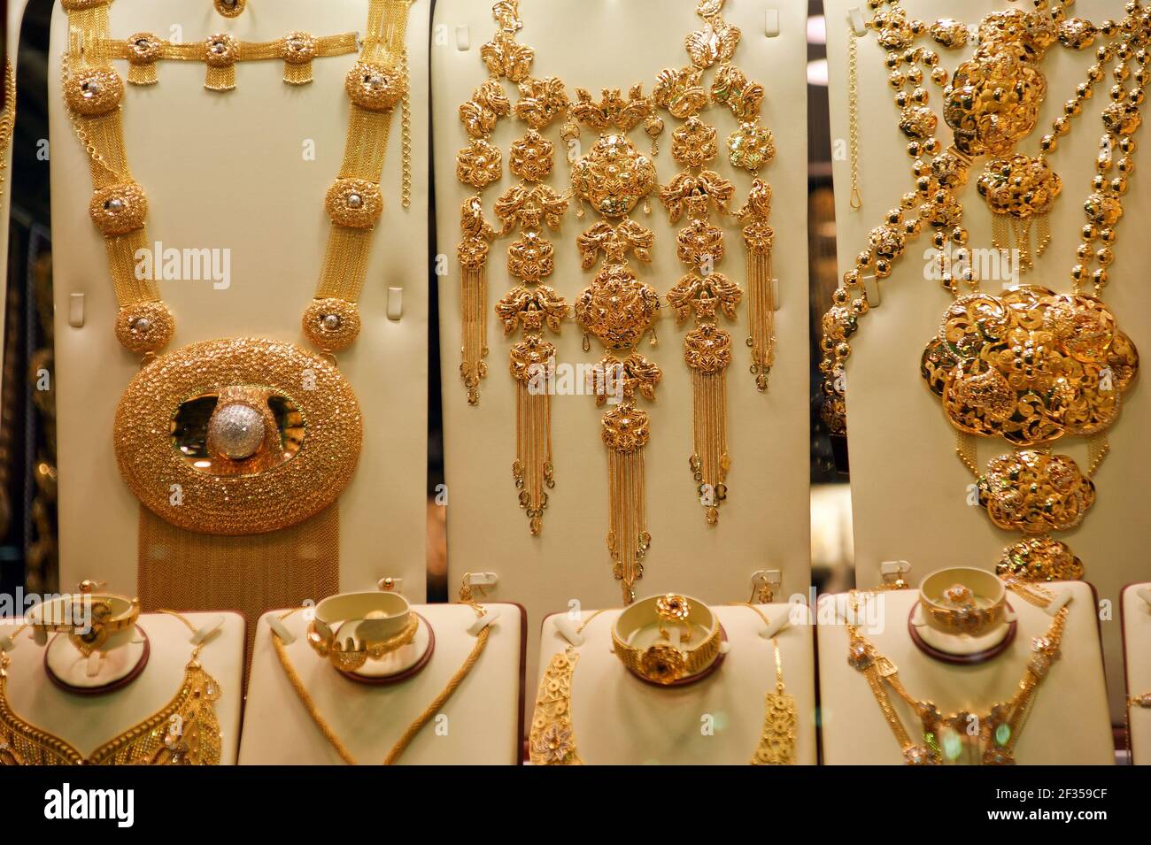 Goldschmuck zum Verkauf auf dem Markt, Deira, Dubai, Vereinigte Arabische Emirate. Kurze Schärfentiefe. Stockfoto