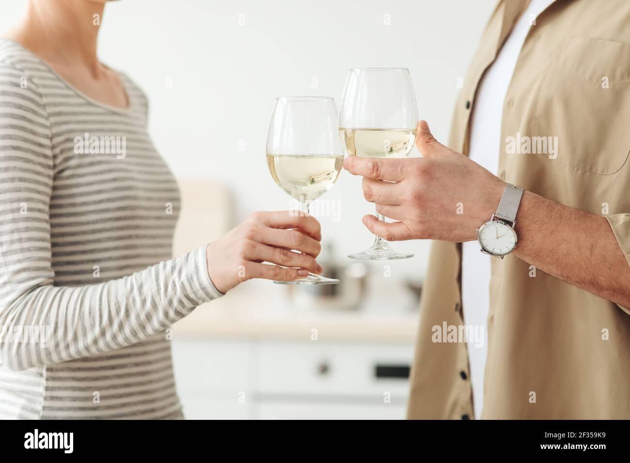 Glückliche Familie genießen romantische Zeit in der modernen Küche Stockfoto
