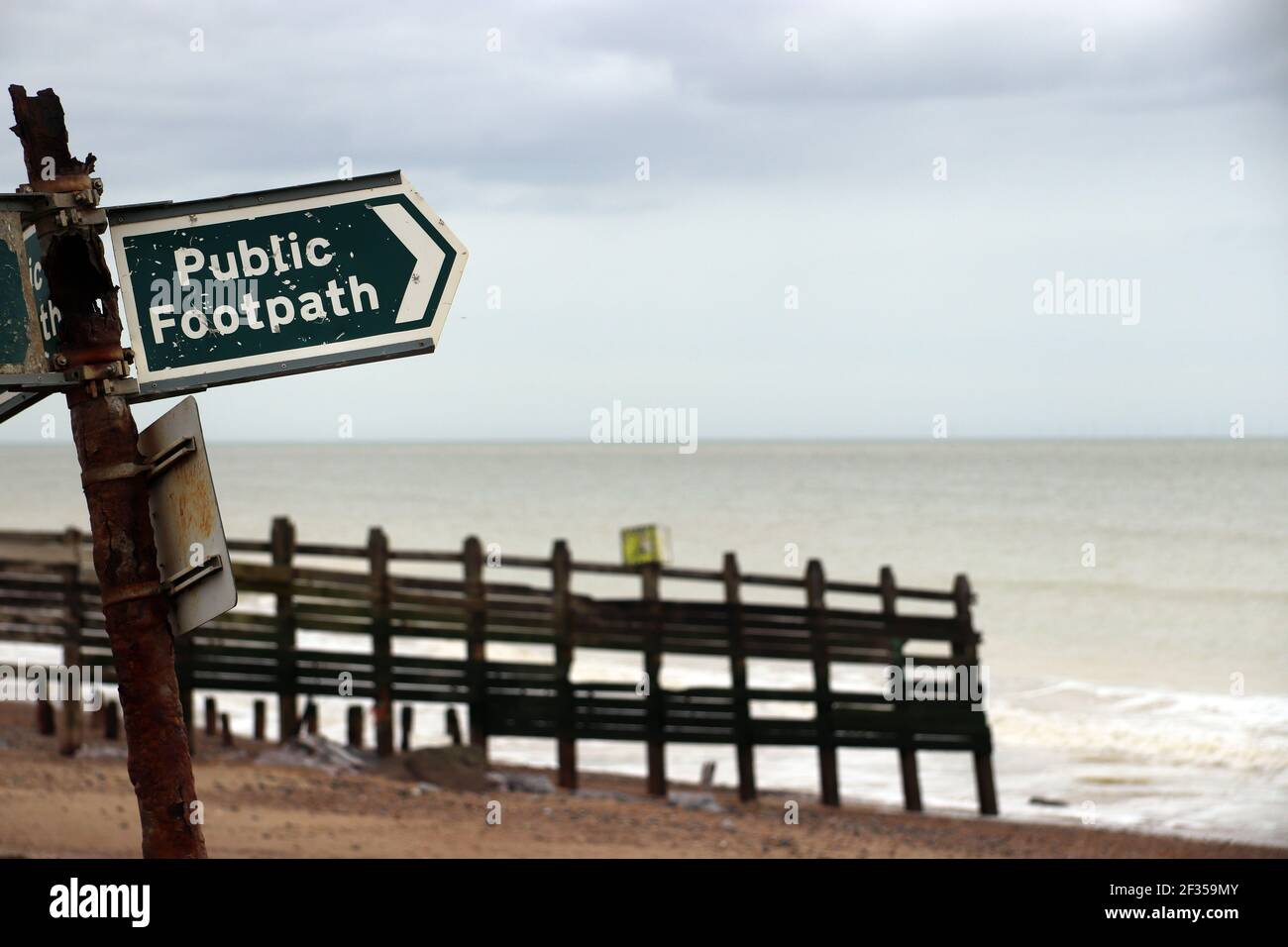 Öffentliche Fußwegschild in Sussex zeigt in das Meer, England, Großbritannien Stockfoto