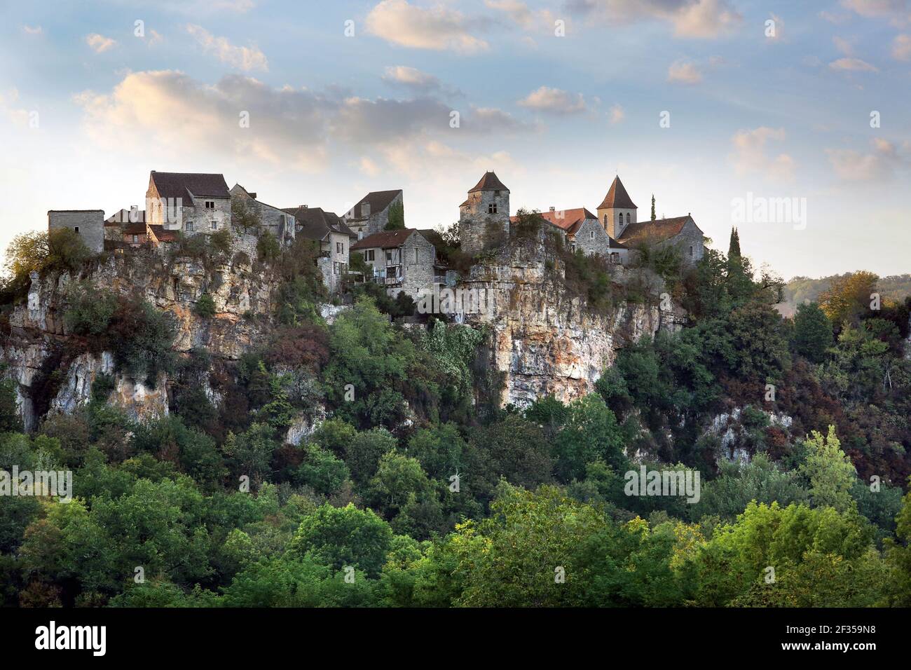 Calvignac (Südfrankreich): Überblick über das mittelalterliche Dorf oberhalb des Flusses Lot Stockfoto